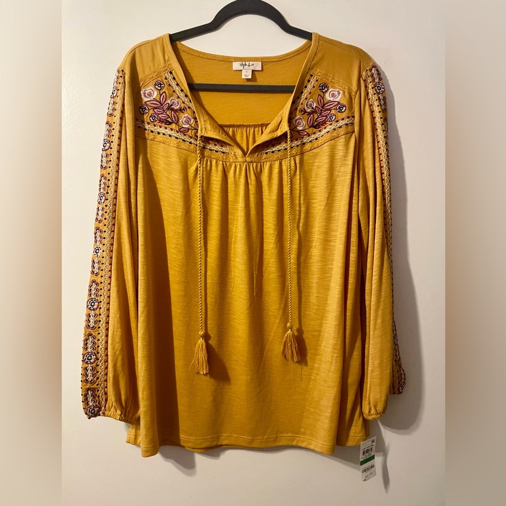 4/$25 Style & Co gold top with embroidery - Picture 4 of 4